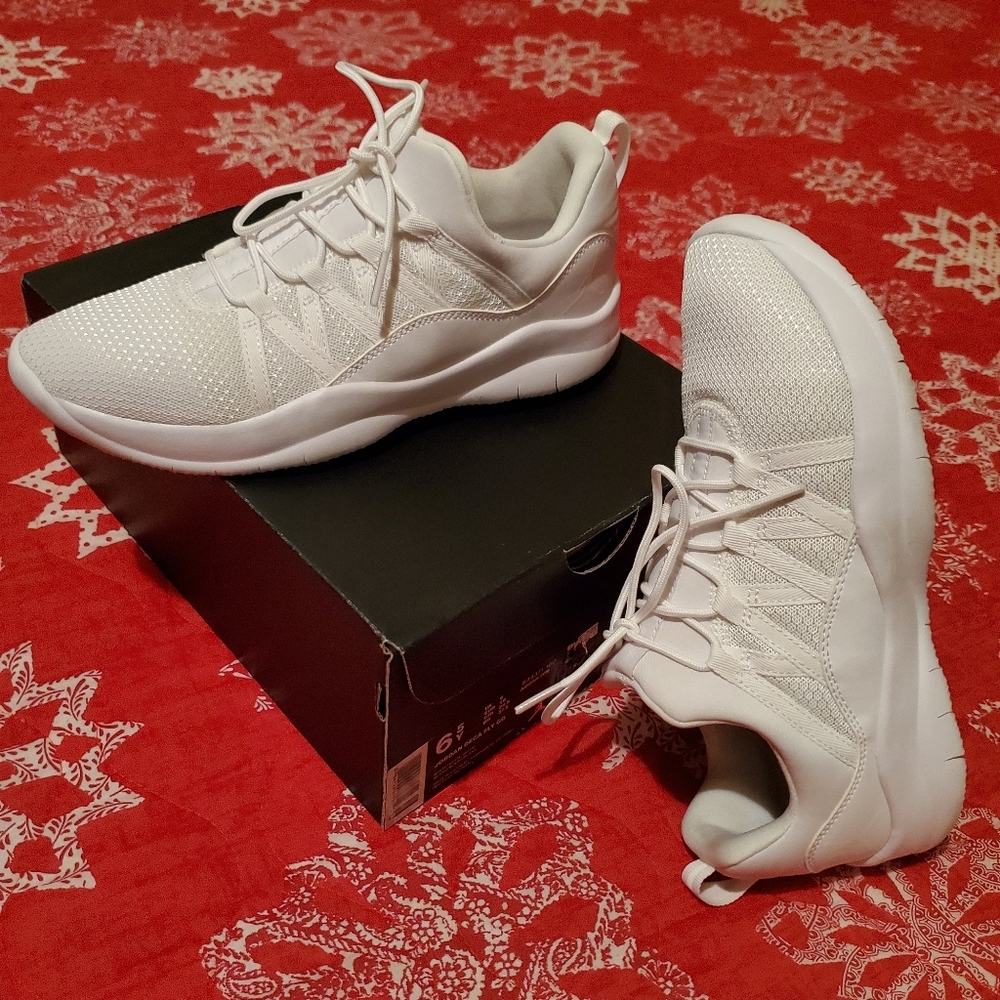 Jordan Deca Fly Tennies